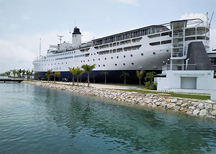 Doulos Phos The Ship Hotel